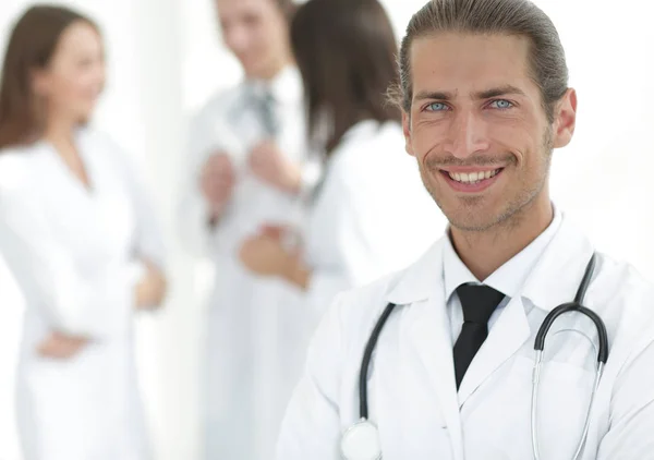 Usmívající se lékař terapeut na rozmazané pozadí. — Stock fotografie