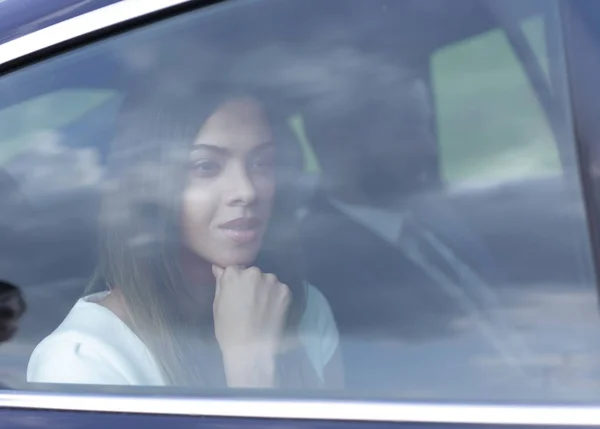 Mujer de negocios pensativo sentado en el asiento trasero del coche — Foto de Stock