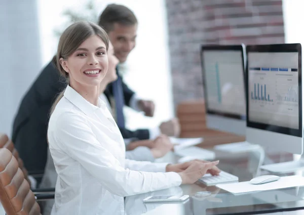 Junges professionelles und unternehmerisches Team diskutiert Finanzdaten. — Stockfoto