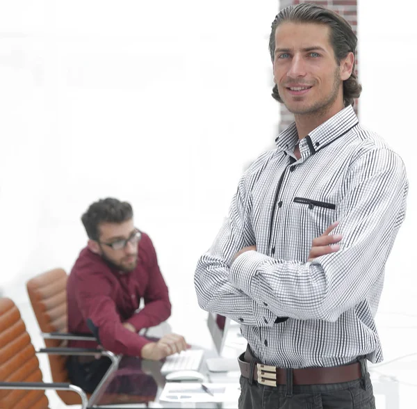 Hombre de negocios de pie en la amplia oficina — Foto de Stock