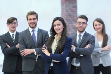 Office, katlanmış fron elinde çekici genç işletme sahibi