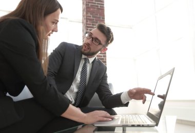 Genç tasarımcılar modern ofiste çalışan birkaç