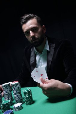 Kazanan ve elinde as tutan mutlu poker oyuncusu