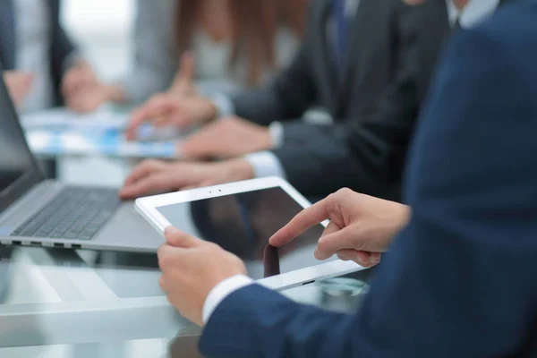 Geschäftsleute treffen sich im modernen Büro. — Stockfoto