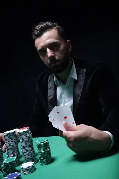 Ευτυχισμένος παίκτης πόκερ κερδίζει και κρατώντας ένα ζευγάρι άσους — Φωτογραφία Αρχείου