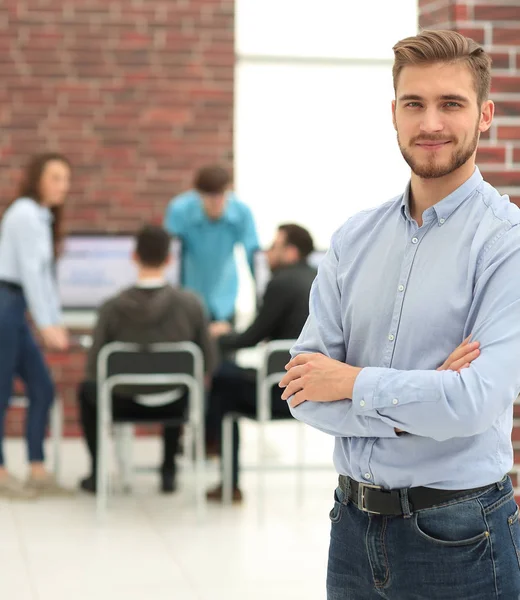 Guapo sonriente confiado retrato de hombre de negocios. —  Fotos de Stock