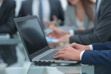 Dizüstü bilgisayarda çalışan iş adamı elinde.