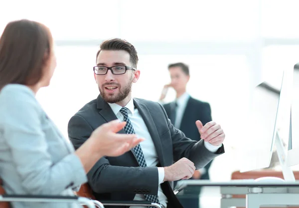 Colegas de negocios hablando en su escritorio — Foto de Stock