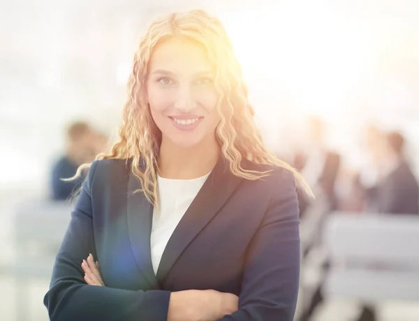 Porträtt av framgångsrik affärskvinna på bakgrunden av kontoret — Stockfoto