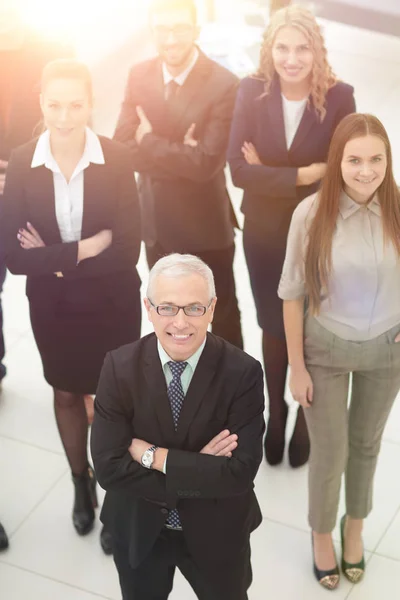 Utsikt från toppen. grupp av leende affärsmän tittar på kameran. — Stockfoto