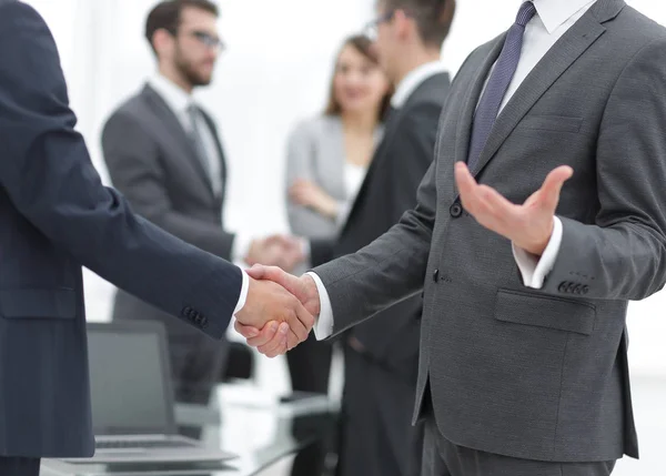 Zakelijke partners die zakelijke objecten op de werkplek met de hand schudden — Stockfoto