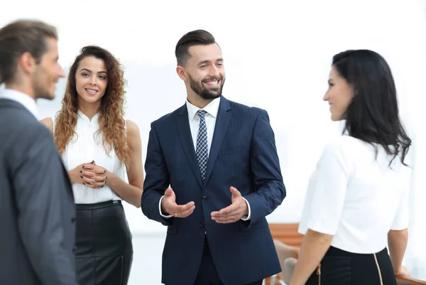 Uomini d'affari discutono in piedi in ufficio — Foto Stock