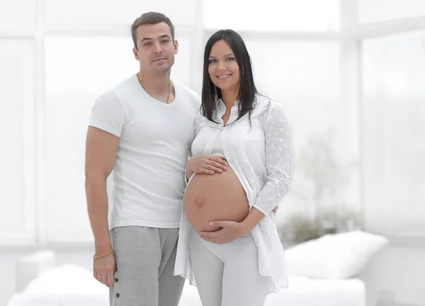 Счастливая беременная пара в новом доме в новом жилье — стоковое фото