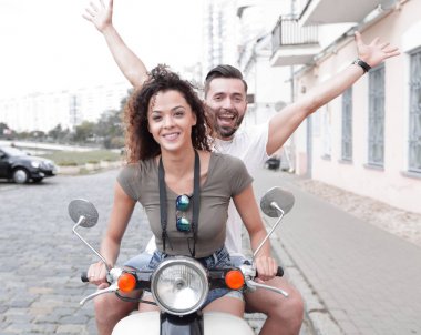 Çift sürme motosiklet eski şehir sokak.