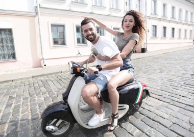 Genç çift bir scooter sürme ve having fun