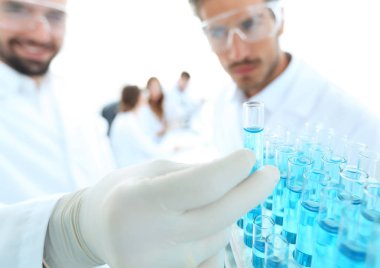 bilim adamı ve tüp çözümde eğitim asistanı