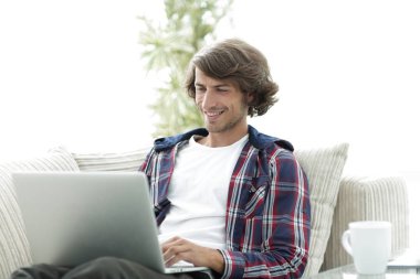 ciddi adam üstünde laptop evde çalışma