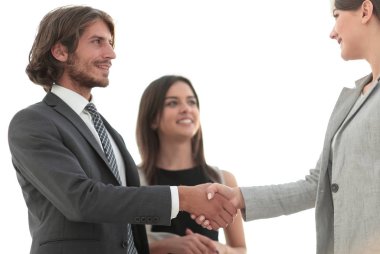 İş adamları geniş pencereli odaya karşı el sıkışıyor