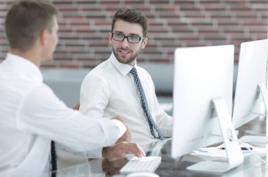 Resepsiyon çalışanları karşılıklı