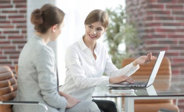 Yöneticisi ve istemci laptop ile alınan bilgi tartışıyorlar