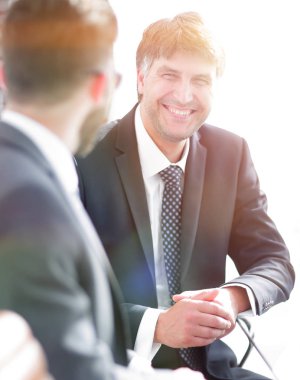 Bir meslektaşım konuşurken bir üst düzey yönetici Close-Up.