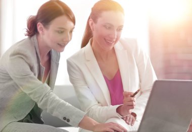 Proje işbirliği tartışırken iki iş kadınları