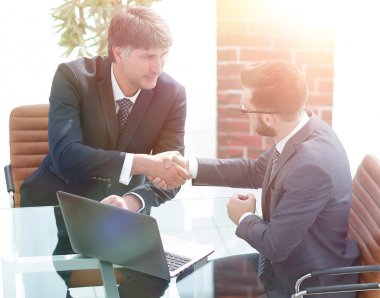 iki başarılı iş adamları arasında el sallamak