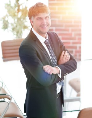 Bir boş toplantı odasında duran iş adamı