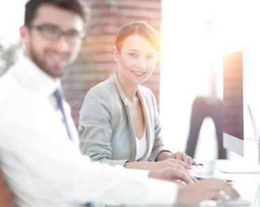 portre. iş kadını asistanı ile