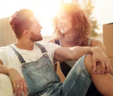 kanepede oturan ve gelecekle ilgili rüya genç Çift