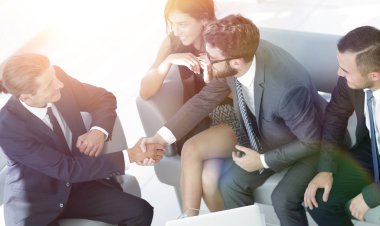 el sıkışma Yöneticisi ve ofis lobisinde otururken istemci.