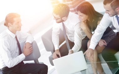 çalışanların ofis lobisinde oturan.