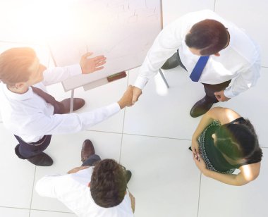 top.the el sıkışma sunum öncesi meslektaşlarının dan göster