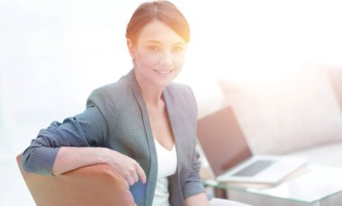 kadın psikolog özel ofisinde closeup portresi