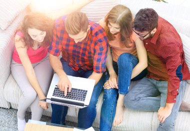 Dizüstü bilgisayarı olan bir grup arkadaş videoyu tartışıyorlar.