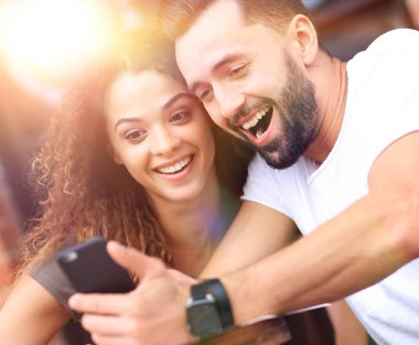 Genç bir çift bir kafe terasında oturup portresi