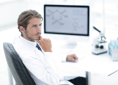 Bilgisayar ve mikroskop laboratuvarda kullanarak bilim adamı