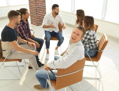 Kendine güvenen Yöneticisi, atölyesinde oturmuş