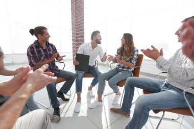 Yaratıcı takım koçu alkışlıyor.