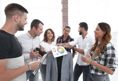 Renk paletini tartışan tasarımcı takımı