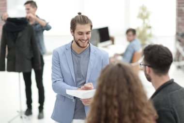 ofiste çalışan tasarımcıların başarılı takım.