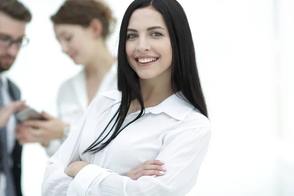 Gros plan d'une belle femme gestionnaire et collègues de travail dans le bureau — Photo