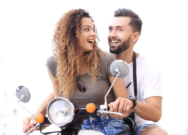 Atractiva pareja montando un scooter en un día soleado en la ciudad — Foto de Stock