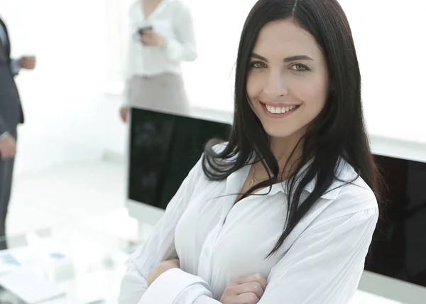 Perspective jeune femme réussie dans le bureau — Photo