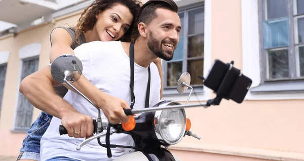 스쿠터 야외 스마트폰 selfie를 만드는 행복 한 커플 — 스톡 사진