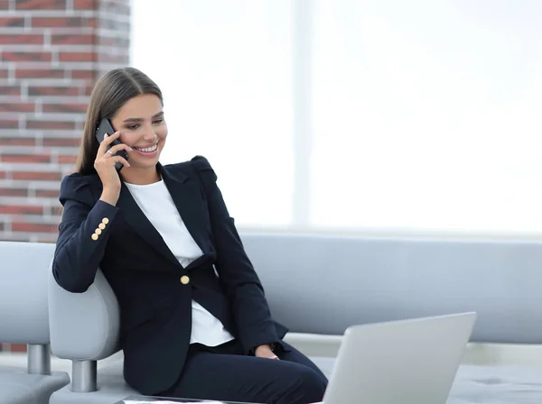 Kvinnlig Manager talar på mobiltelefon — Stockfoto