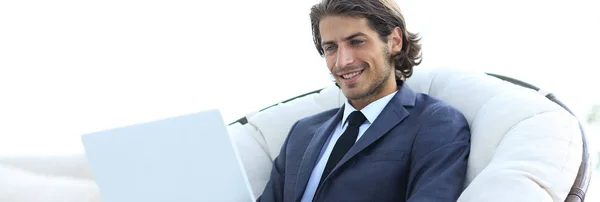 Primo piano di donna d'affari sorridente che lavora con computer portatile in soggiorno . — Foto Stock