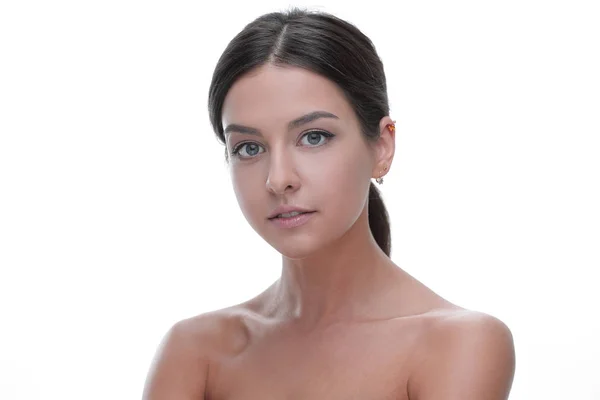 Närbild porträtt av en ung kvinna med naturlig make-up. — Stockfoto