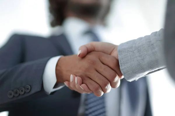 Zakenlieden handshaking na succesvolle zakelijke bijeenkomst — Stockfoto