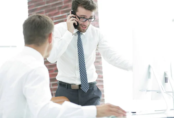 Självsäker affärsman löser arbete — Stockfoto